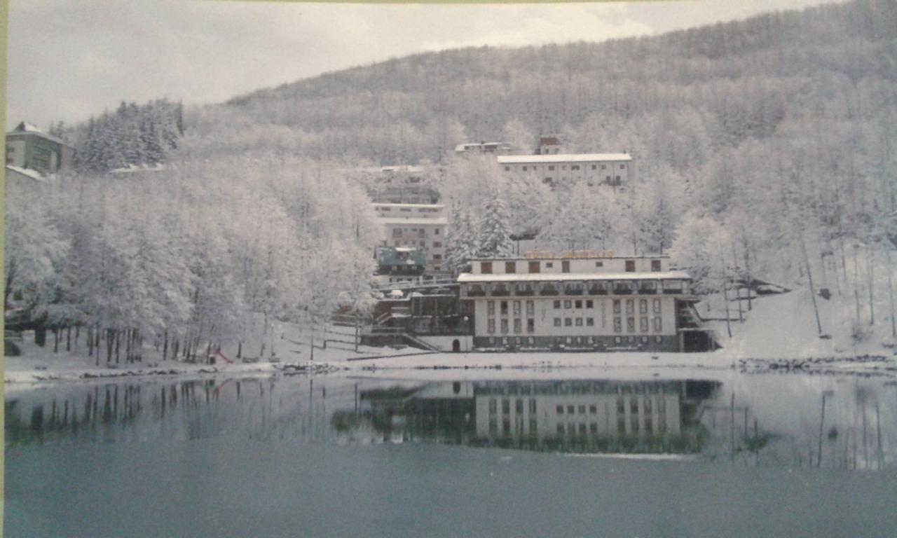 Hotel Cristallo Cerreto Laghi Exterior photo